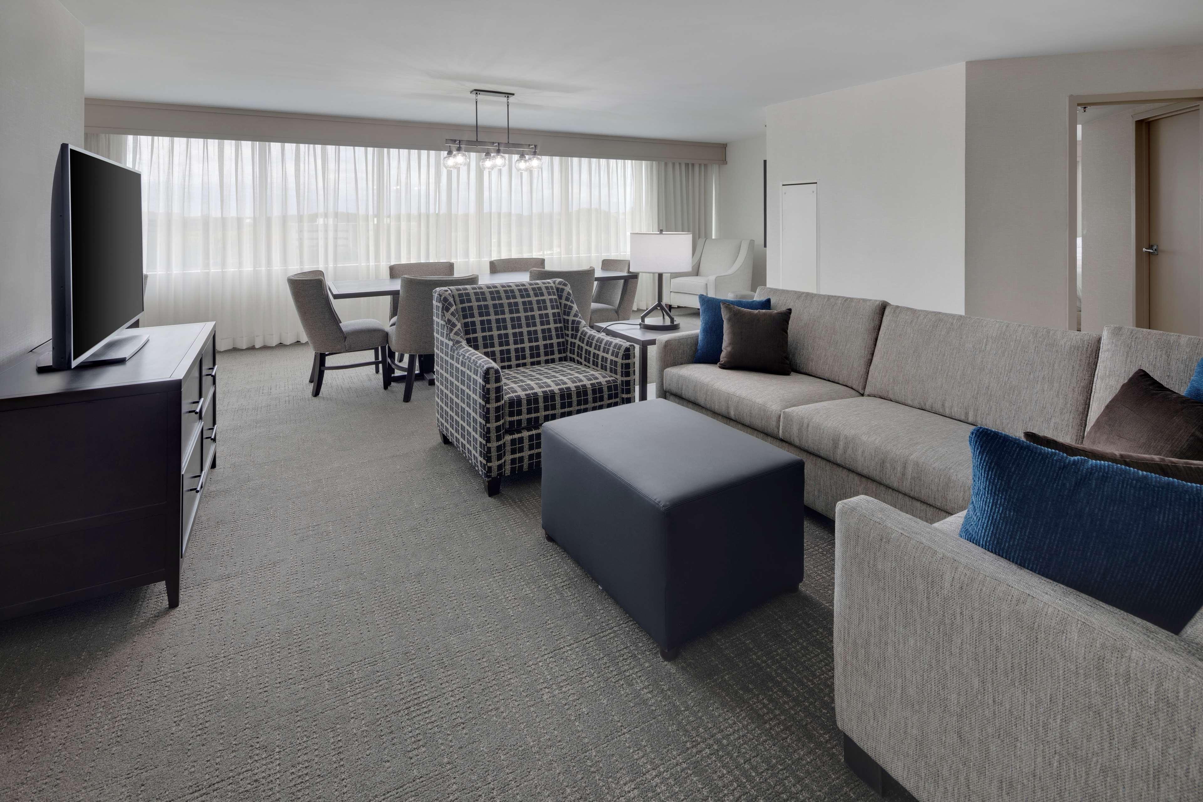 Embassy Suites By Hilton Detroit Troy Auburn Hills Екстериор снимка